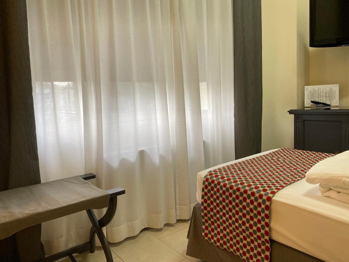 Hotel Estee ديسينسانو ديل غاردا المظهر الخارجي الصورة
